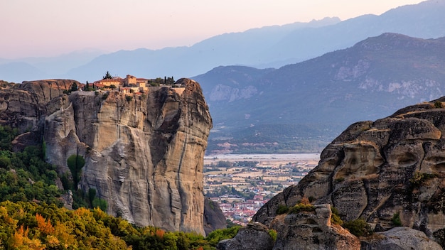 Vista aérea de drone de la Meteora en Grecia al atardecer