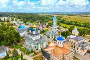 Foto vista aérea del drone del monasterio masculino ortodoxo optina pustyn kozelsk, rusia.