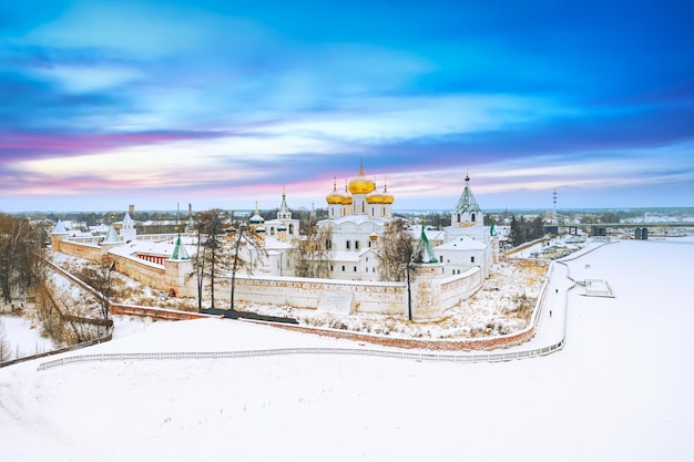 Foto vista aérea de drone del monasterio ortodoxo de la santísima trinidad ipatievsky durante el atardecer de invierno en kostroma, rusia. antigua ciudad turística del anillo de oro.