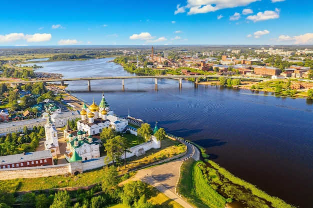 Vista aérea de drone del monasterio ortodoxo de la Santísima Trinidad Ipatievsky durante el verano con el río Volga en Kostroma, Rusia.