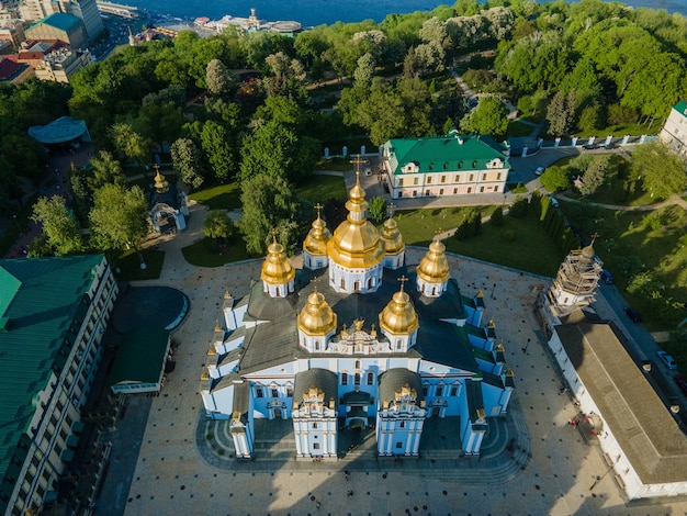Vista aérea desde un drone monasterio de st michaels goldendomed en kyiv