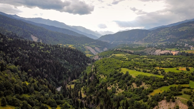 Vista aérea de drone de la naturaleza en las montañas del Valle de Georgia y las laderas de las colinas cubiertas de vegetación