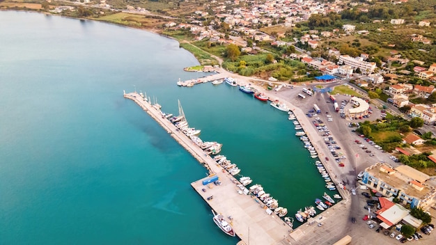 Vista aérea de drone del puerto del Mar Jónico de Zakynthos, Grecia