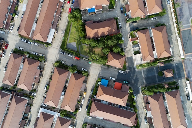 Vista aérea drone shot de casas modernas pueblo en Tailandia