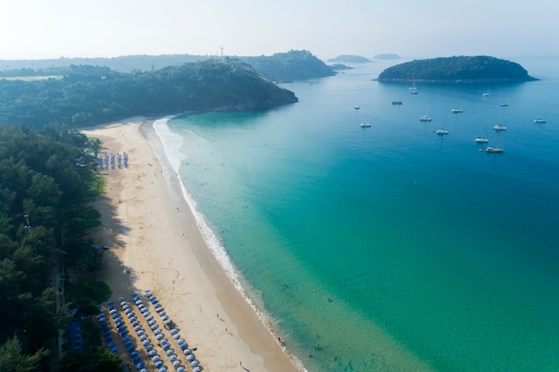 Vista aérea, drone, tiro, de, nai, harn, praia bonita, praia, em, phuket, tailandia