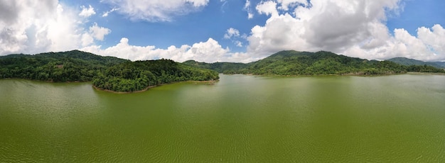 Vista aérea drone tiro de panorama abundante selva paisaje naturaleza montañas vista en phuket tailandia