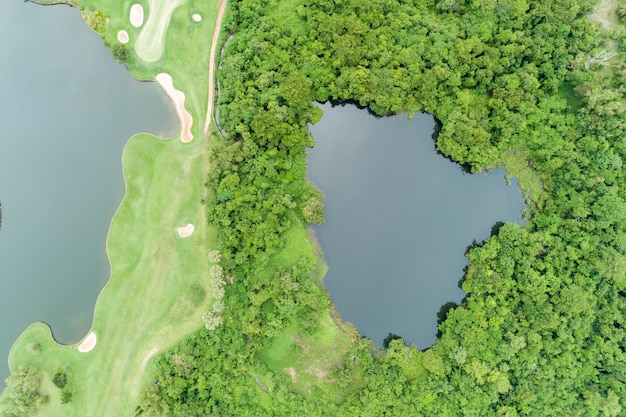 Vista aérea drone top down shot de belo campo de golfe verde vista de alto ângulo no horário de verão