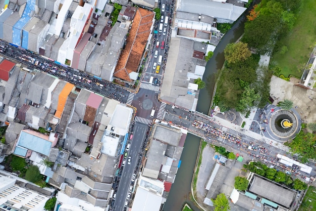 Vista aérea Drone voando sobre a cidade de phuket TailândiaDrone sobre um mercado noturno de rua no domingo na cidade de Phuket e turistas andando fazendo compras na rua velha cheia de vendedores locais vendendo comida e roupas