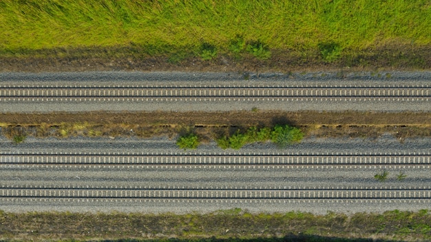 Vista aérea desde drone volador de vías del tren, tren