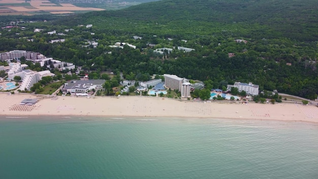 Vista aérea de drones de Albena resort de playa de arena vacía Bulgaria