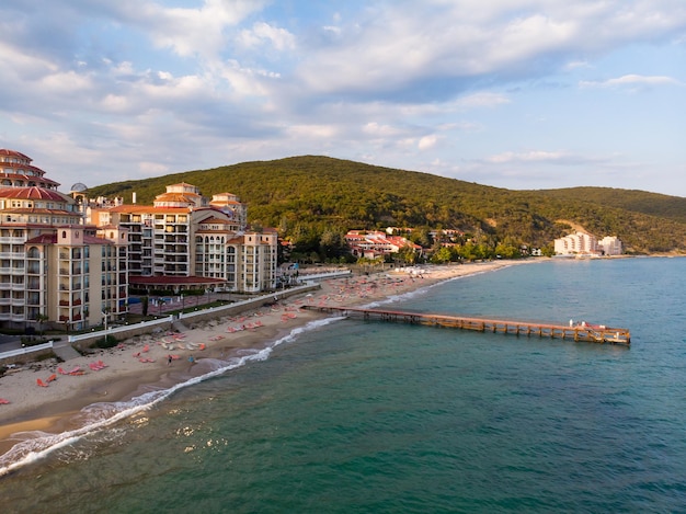 Vista aérea de drones desde arriba de la playa del Mar Negro en Elenite Popular resort de verano en Bulgaria