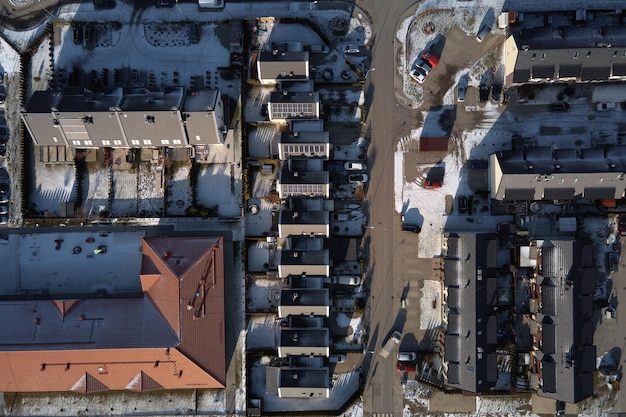 Vista aérea de drones del barrio residencial en temporada de invierno