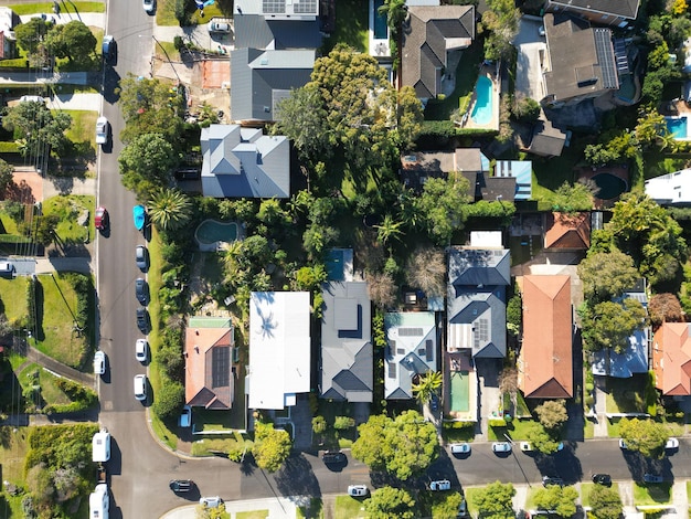 Vista aérea de drones de una calle, casas y autos estacionados en los suburbios de Sydney
