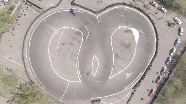 Vista aérea de drones de las carreras callejeras al aire libre y la pista de deriva