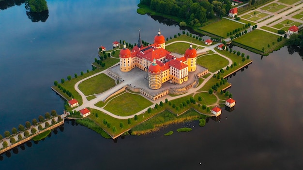 Foto vista aérea de drones del castillo de agua medieval de moritzburg saxony-anhalt alemania europa