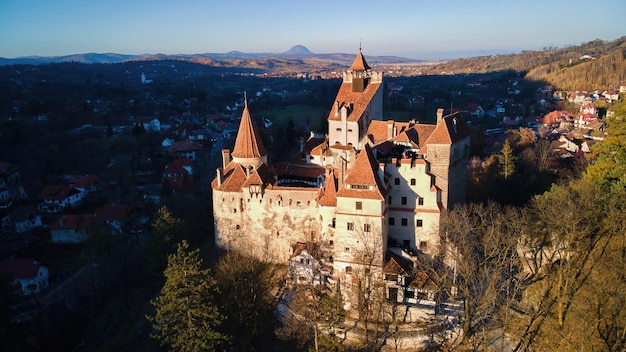 Vista aérea de drones del castillo de Bran en Rumania Castillo medieval en los Cárpatos