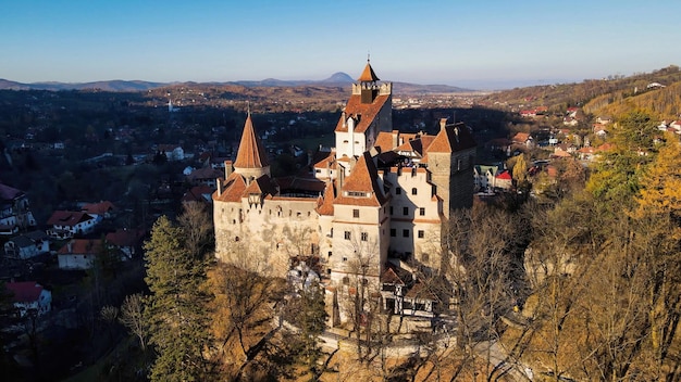 Vista aérea de drones del castillo de Bran en Rumania