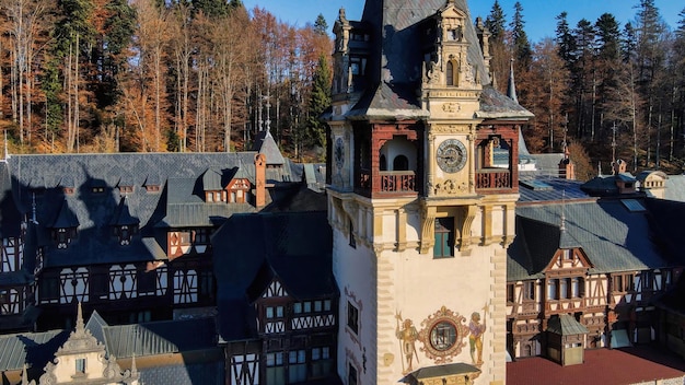 Vista aérea de drones del castillo de Peles en Rumania