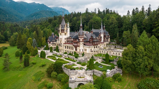 Vista aérea de drones del castillo de Peles en Rumania