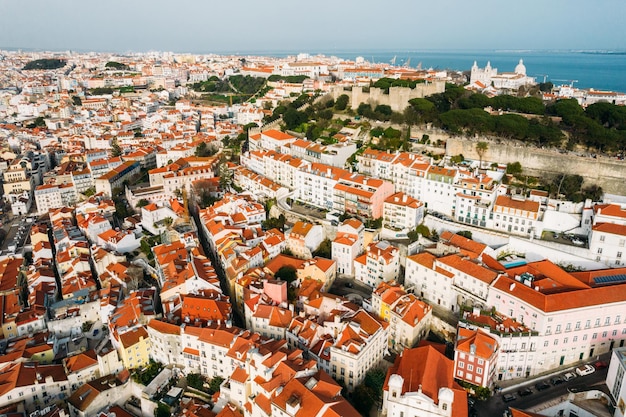 Vista aérea de drones del Castillo de San Jorge en Lisboa Portugal con el paisaje urbano circundante