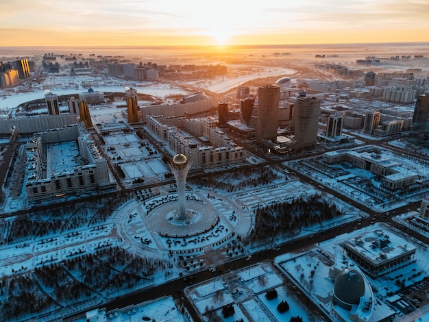 Foto vista aérea de drones del centro de la ciudad de nur-sultan, kazajstán, con rascacielos y la torre baiterek