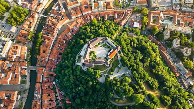 Vista aérea de drones del centro histórico de la ciudad de Ljubljana Eslovenia con el castillo de Ljubljana