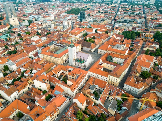 Vista aérea de drones del centro histórico de la ciudad de Zagreb, Croacia, con varios edificios antiguos