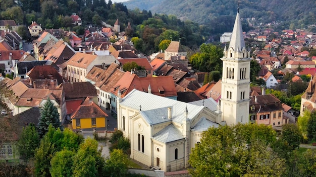 Vista aérea de drones del centro histórico de Sighisoara Rumania Edificios antiguos calles estrechas