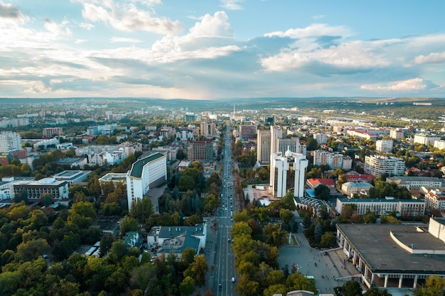 Vista aérea de drones de Chisinau al atardecer Moldavia