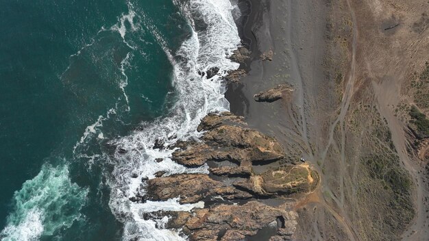 Foto vista aérea de drones de la costa de arco calan cerca de la constitución de chile vista superior del océano pacífico