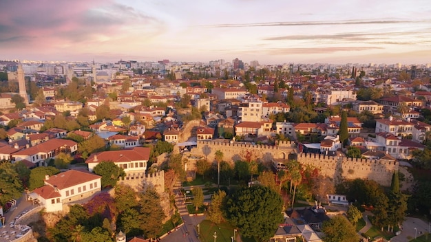 Vista aérea de drones de la fortaleza Vuelo sobre la pintoresca ciudad al atardecer Vista superior de los techos de las casas Paisaje