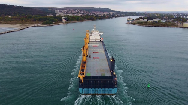 Vista aérea de drones de un gran buque de carga de automóviles vacío que ingresa al puerto de Varna