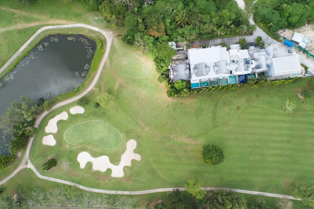 Vista aérea de drones de la hermosa calle verde del campo de golf y putting green Imagen de arriba hacia abajo para el fondo deportivo y el fondo de la naturaleza del viaje Vista increíble