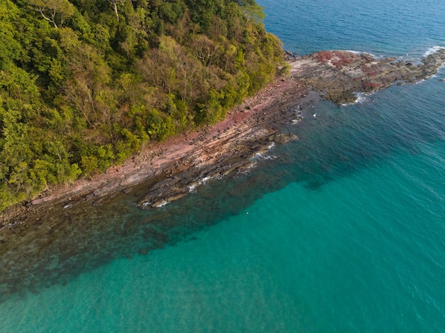 Vista aérea de drones de una hermosa playa con agua de mar turquesa y palmeras del golfo de Tailandia, isla de Kood, Tailandia