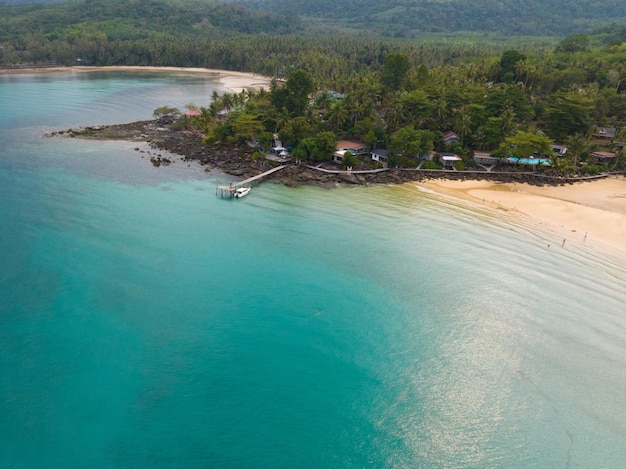 Vista aérea de drones de una hermosa playa con agua de mar turquesa y palmeras del golfo de Tailandia, isla de Kood, Tailandia