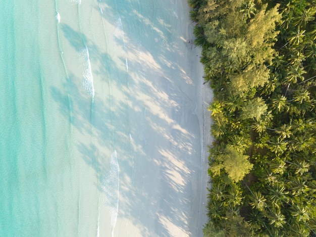 Vista aérea de drones de la hermosa playa con agua de mar turquesa y palmeras del Golfo de Tailandia Isla Kood Tailandia