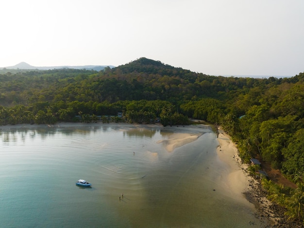 Vista aérea de drones de la hermosa playa con agua de mar turquesa y palmeras del Golfo de Tailandia Isla Kood Tailandia