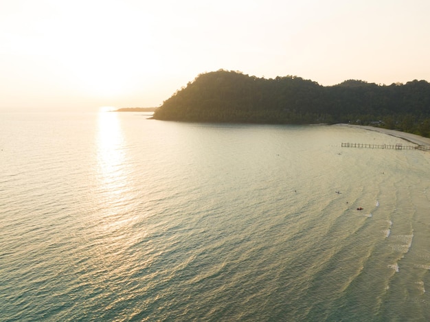 Vista aérea de drones de la hermosa playa con agua de mar turquesa y palmeras del Golfo de Tailandia