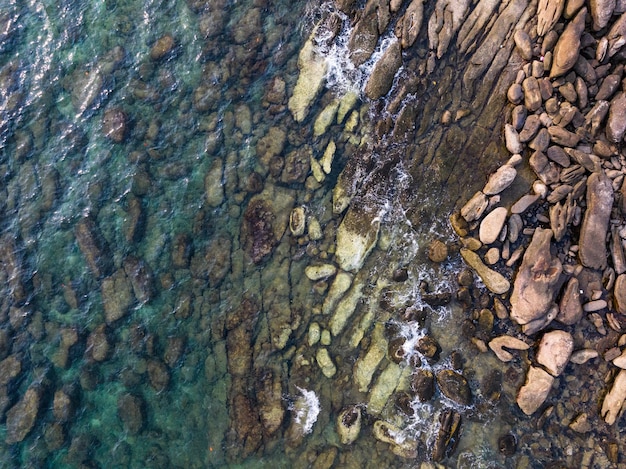 Vista aérea de drones de hermosas rocas con agua turquesa del Golfo de Tailandia Isla de Kood Tailandia
