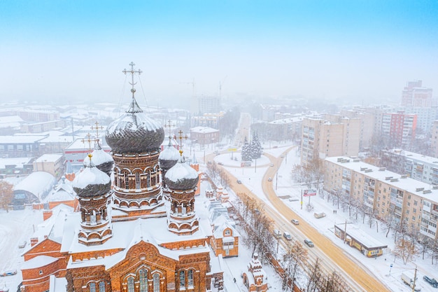 Vista aérea de drones de la iglesia Vvedenskaya en la ciudad de Ivanovo Rusia en invierno con nieve