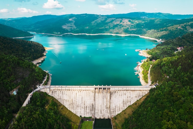 Vista aérea de drones del lago Bicaz y la presa en Rumania