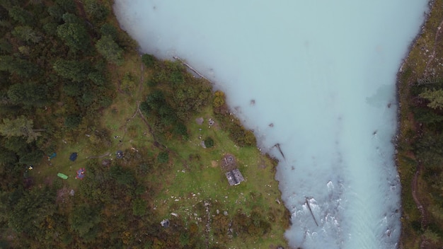 Vista aérea de drones en el lago Kucherla Hermoso paisaje de temporada con un istmo del lago y árboles de bosque de montaña