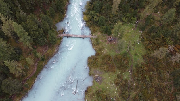 Vista aérea de drones en el lago Kucherla Hermoso paisaje de temporada con un istmo del lago y árboles de bosque de montaña