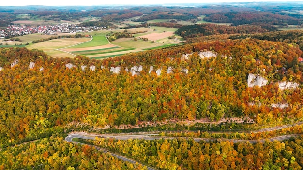 Vista aérea de drones del lago Silvenstein de arriba hacia abajo Alta Baviera Alemania en otoño