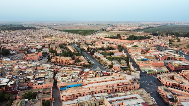 Vista aérea de drones de Marrakech Marruecos Vista del centro de la ciudad con la Mezquita Ben Youssef