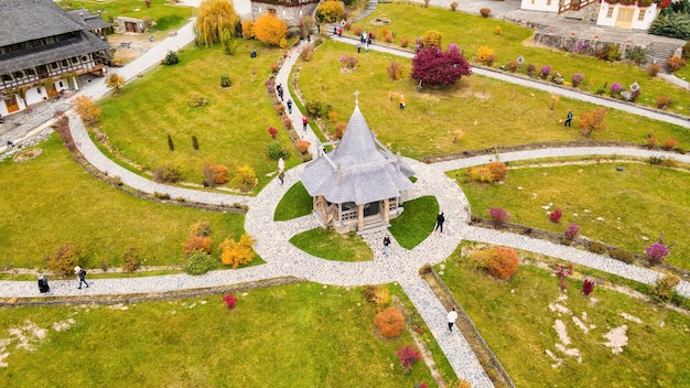 Vista aérea de drones del Monasterio de Barsana, Rumania