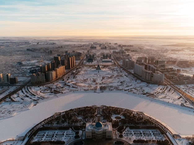 Vista aérea de drones NurSultan Kazakhstan Qazaqstan centro de la ciudad con rascacielos y Torre Baiterek