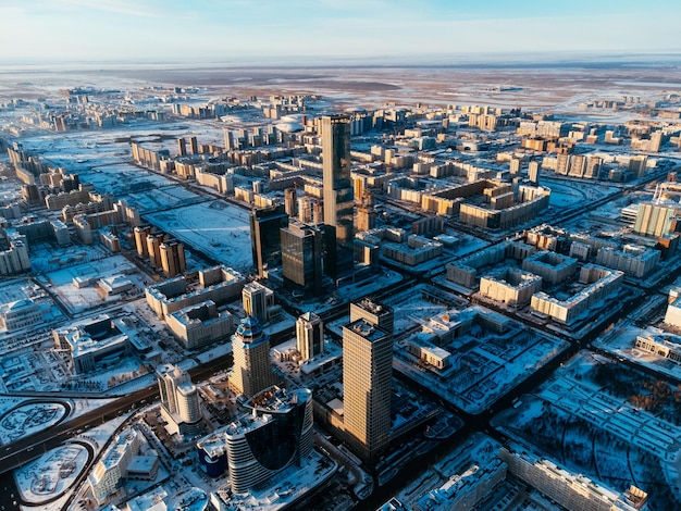 Vista aérea de drones NurSultan Kazakhstan Qazaqstan centro de la ciudad con rascacielos y Torre Baiterek