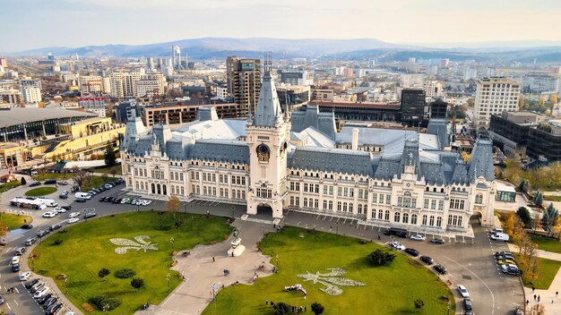 Vista aérea de drones del Palacio de la Cultura en el centro. Plaza frente a ella, caminos con autos.