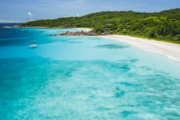 Vista aérea de drones del paraíso tropical como playa con aguas turquesas cristalinas puras extrañas